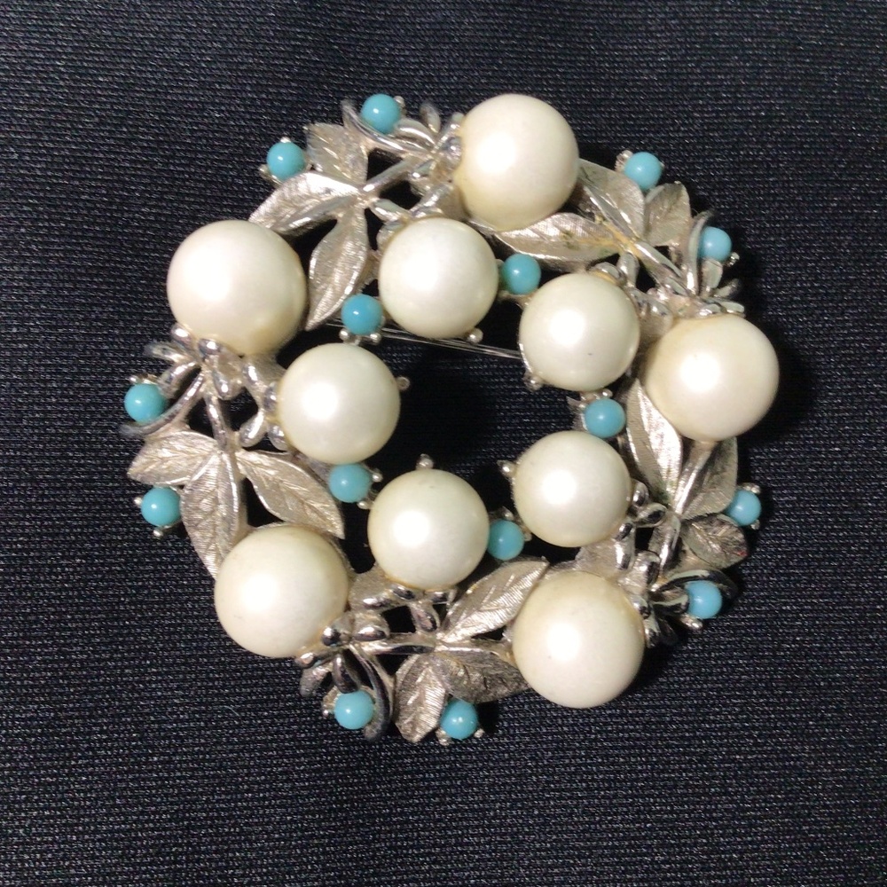 Vintage Sarah Coventry “Alaskan Summer” Flower Wreath Faux Pearl Brooch Silver